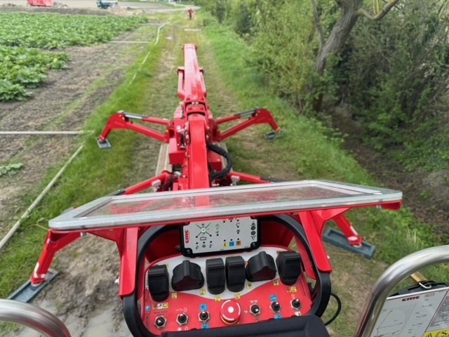 Unsere neuen Raupen-Arbeitsb&uuml;hne der neusten Generation verf&uuml;gt &uuml;ber 3 Abst&uuml;tzm&ouml;glichkeiten und kann in
- enger Gasse
- Stra&szlig;e
- und nat&uuml;rlich Gel&auml;nde
abgest&uuml;tzt werden.