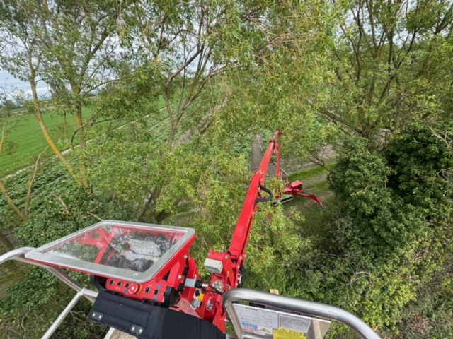 Mit einer seitlichen Reichweite von 12,4 Metern erreichen wir auch schwierige Stellen